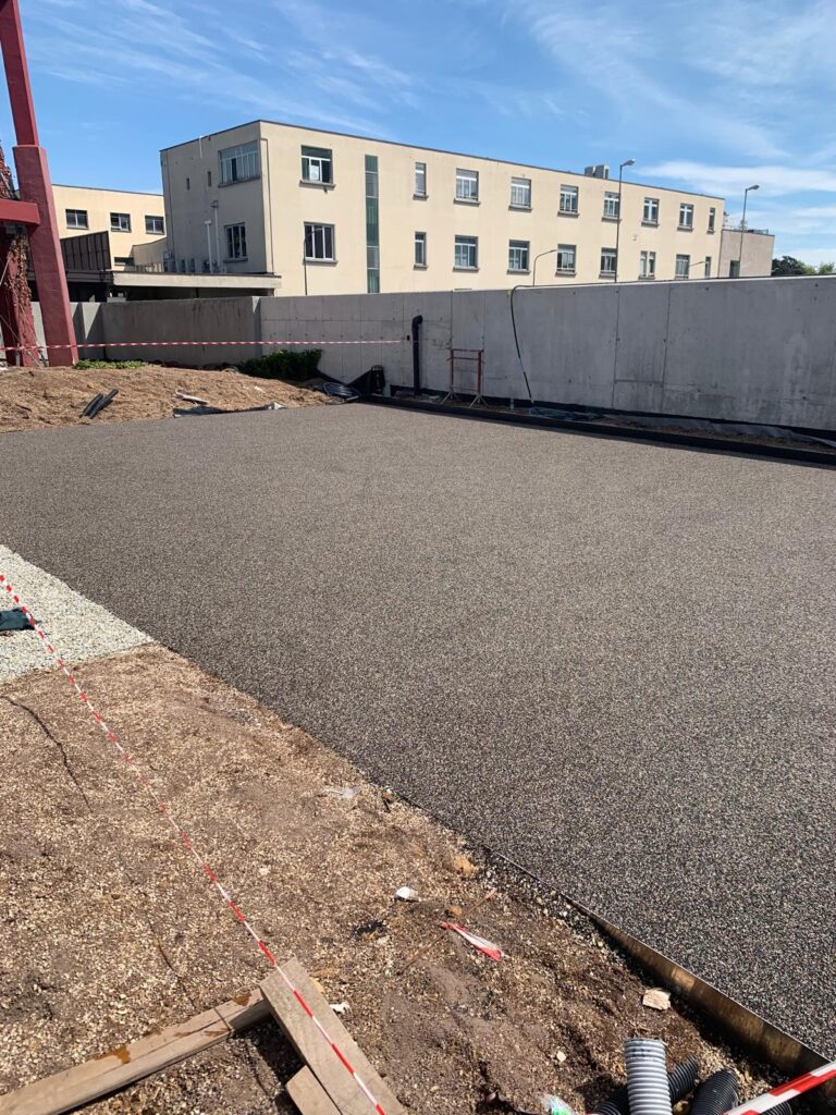 ESO Sport økologisk støbt belægning 2 Area di costruzione con pavimentazione nuova - pavimentazione in colato ecosostenibile stobt belaegning esosport