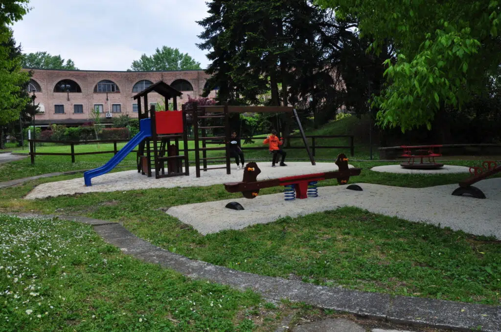 esosport play Parco giochi con bambini che giocano