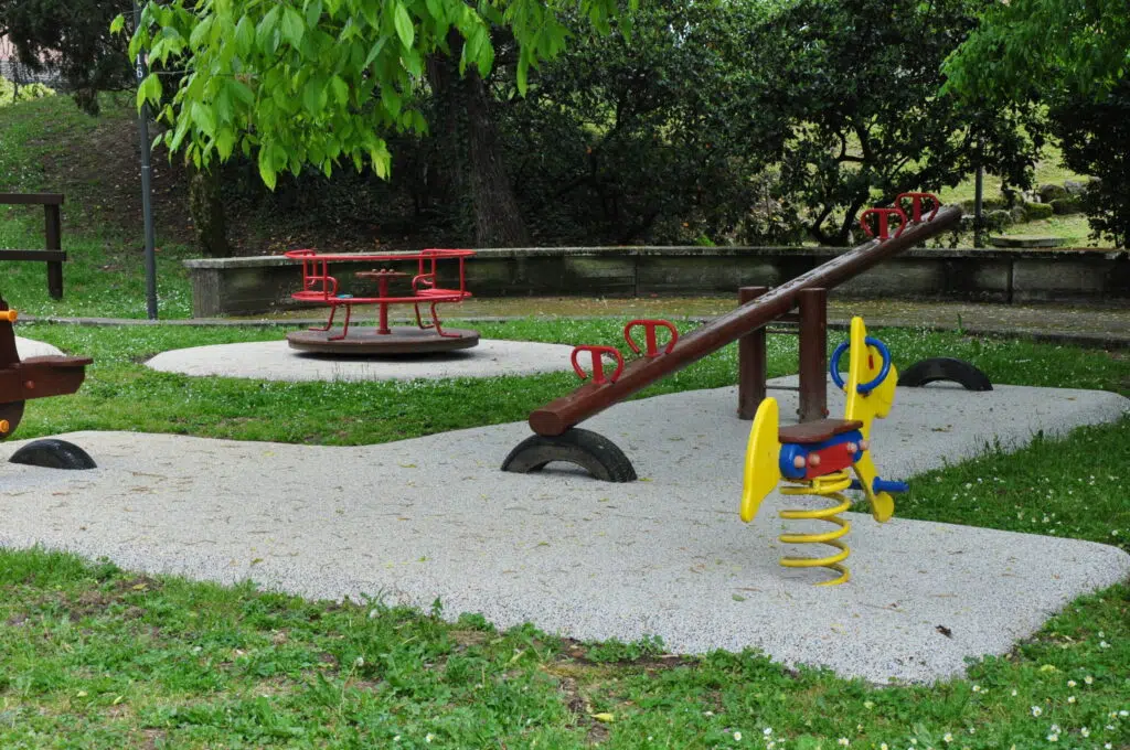 esosport play Area giochi con attrezzature colorate recycled play areas