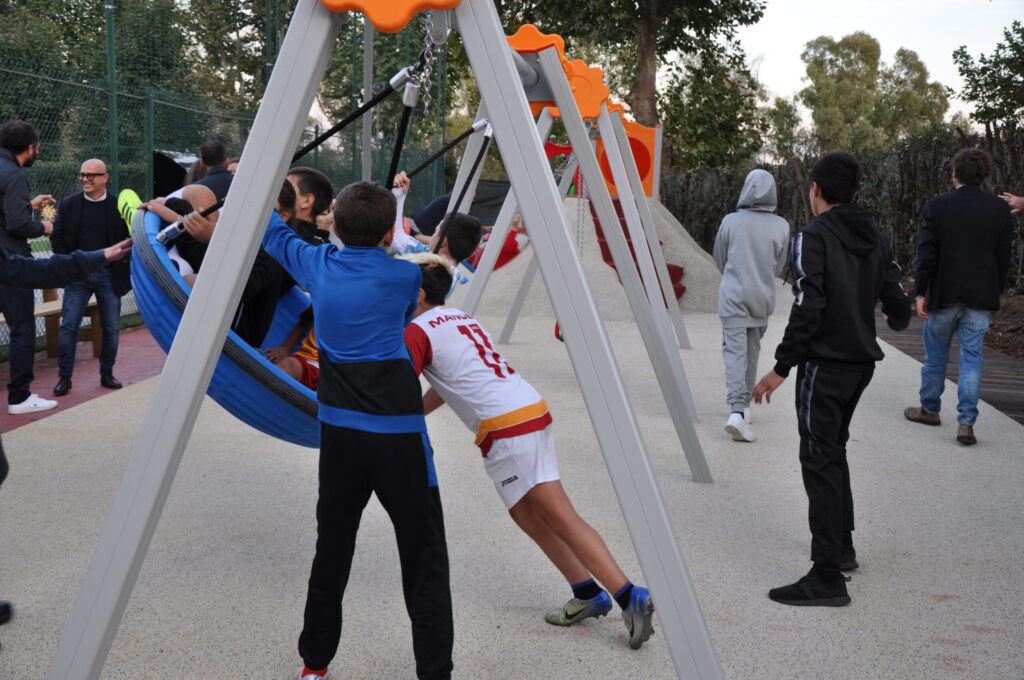 esosport play Bambini giocano sulle altalene insieme.