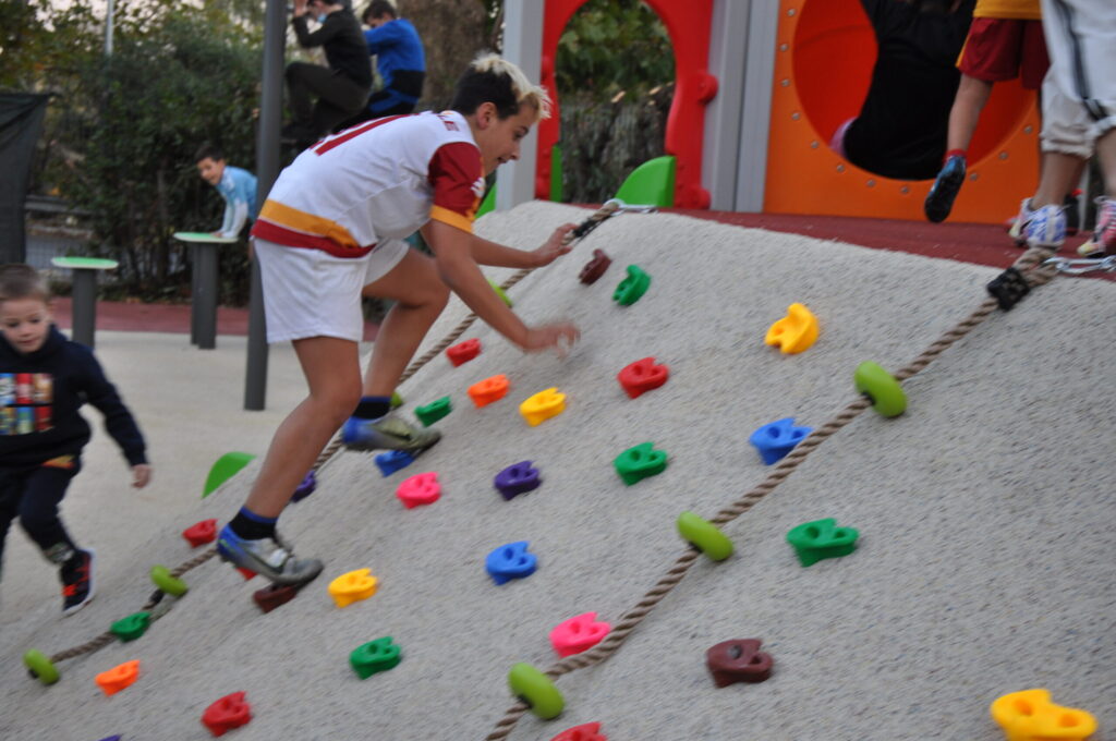 esosport play Bambini che scalano una parete artificiale. recycled play areas