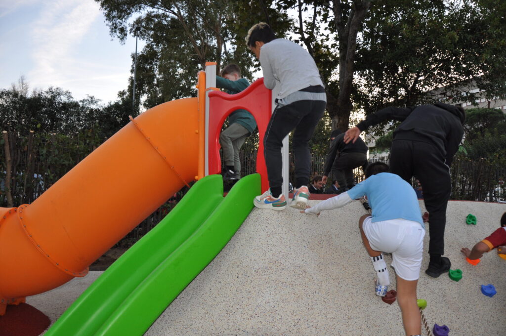 esosport play Bambini che giocano su un scivolo.