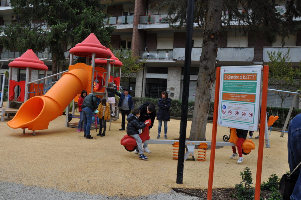 esosport play Parco giochi con bambini e attrezzature