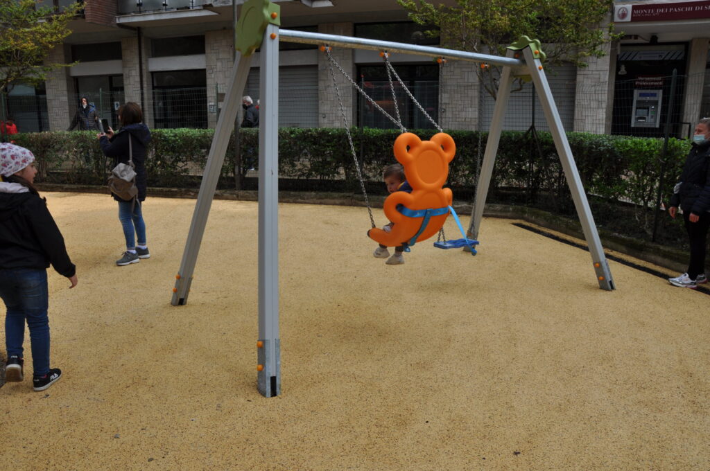 esosport play Altalena arancione in un parco