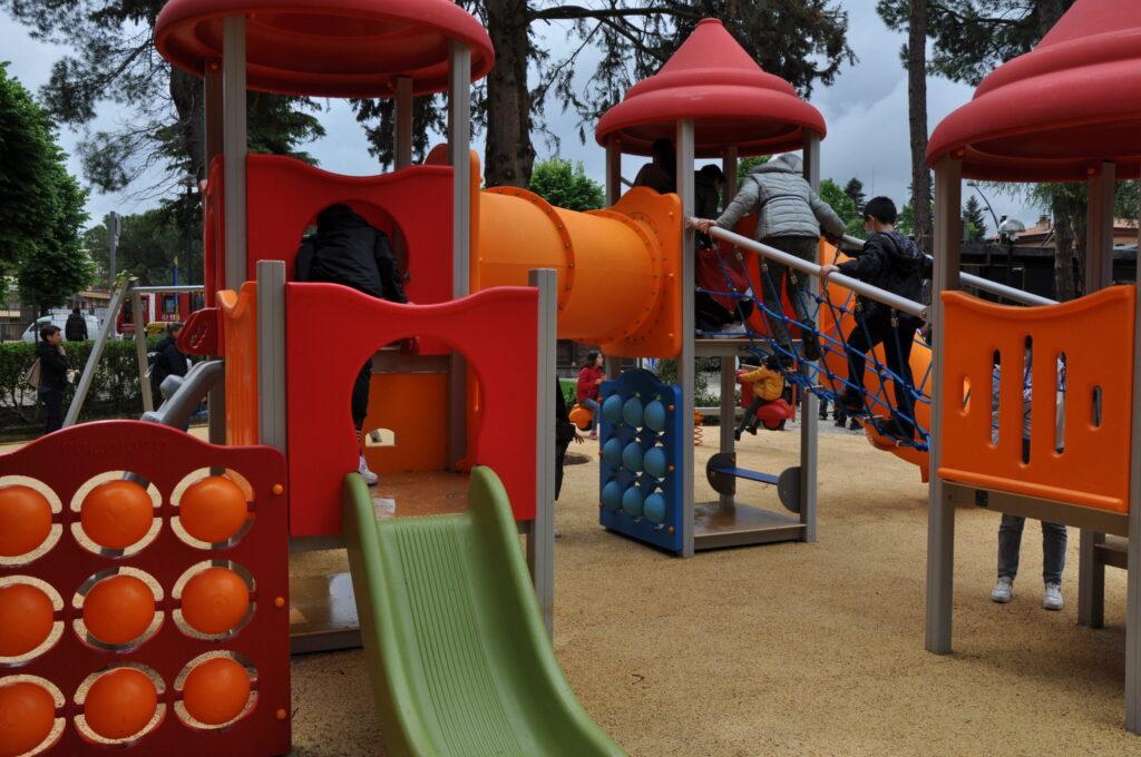 esosport play Giocattoli colorati in un parco giochi recycled play areas esosport play