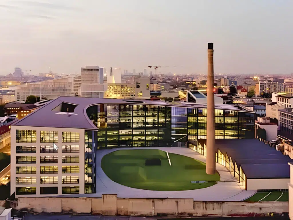Nuovo edificio moderno a Milano.