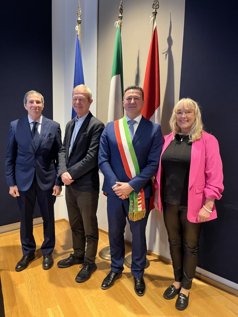 Cerimonia con bandiere e dignitari